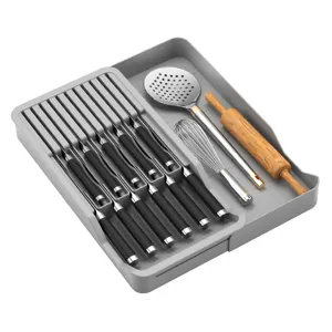 Organizador de cajones de cocina para cubiertos y utensilios vista detallada compartimentos.