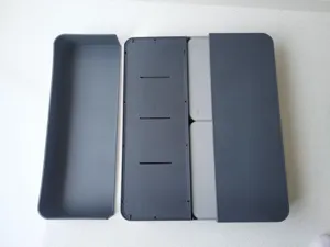 Vista detallada de los compartimentos del organizador de cajón modular gris flexible.