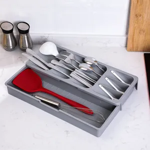Organizador de cajón de cocina extensible para cubiertos, cucharas, tenedores y utensilios gris.