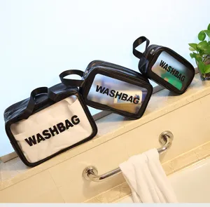 Detail van de doorzichtige waterdichte toilettas met grote opbergruimte en handvat.