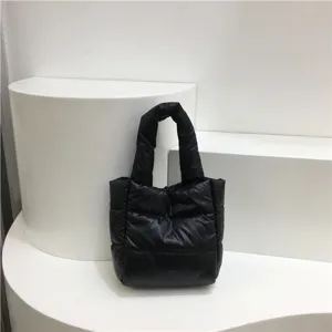 Vue rapprochée du sac cabas matelassé noir, mettant en valeur la texture douce et les détails.