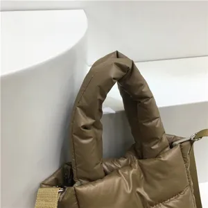 Détail poignée sac matelassé, tissu nylon doux, sac bandoulière tendance et décontracté.