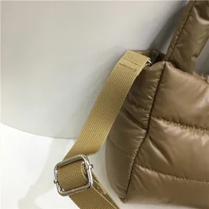 Détail de sac bandoulière puffer kaki, design matelassé avec une sangle réglable.