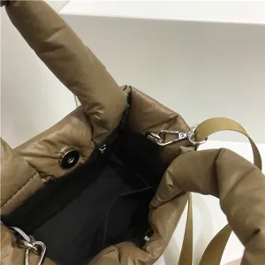 Sac bandouillere matelasse tendance pour femmes, joli sac porte epaule rembourre chic.
