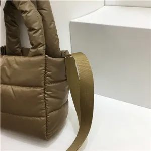 Vue détaillée du sac bandoulière matelassé marron, sac tote rembourré doux pour automne hiver.