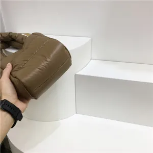Sac a main matelasse doudoune cabas tendance sac bandouliere epaule hiver details view