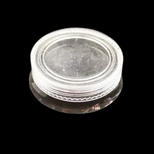 Dettaglio vasetto in plastica trasparente per strass per unghie e conservazione accessori