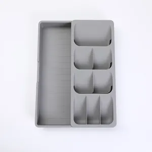 Vista detallada del organizador de cubiertos de cajón de cocina gris para cucharas.