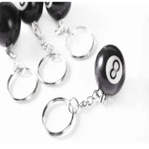 Detailansicht des 25 mm schwarzen 8-Ball-Schluesselanhängers, Billard-Accessoire-Geschenk.