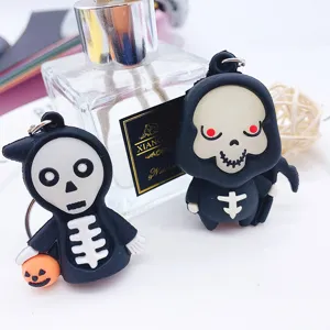 Nahaufnahme von Halloween Totenkopf Schlüsselandhängen mit süßen Cartoon Geistern.