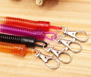 Vista detallada de coloridos cordones elásticos en espiral con cierres metálicos para llaves.
