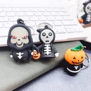 Nahaufnahme Detail von Halloween leuchtenden Totenkopf und Kürbis Schlüsselanhänger.