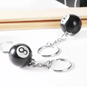 Klassischer schwarzer 8-Ball Schlüsselanhänger mit Metallring, stilvolles Accessoire.