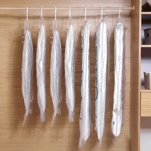 Sacs de rangement sous vide suspendus pour vêtements, housses transparentes gain de place.