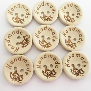 Handgemachte Holzknöpfe mit 2 Löchern, 9er Set, niedliches geschnitztes Design für DIY Nähen.