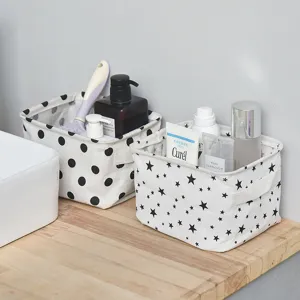 Detail van de opbergmand van stof met sterren- en stipmotieven voor het opbergen van cosmetica.