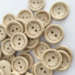 Handgemaakte houten knopen met hartgravure en komvorm, ideaal voor knutselen en naaien.