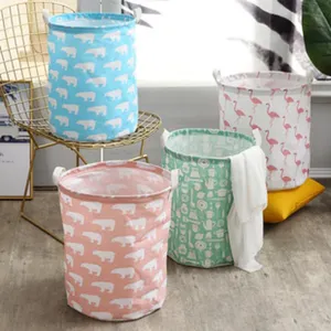 Detail van de stoffen wasmand met kleurrijke opbergmanden met leuke patronen.