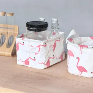 Detailopname van de schattige flamingo print stoffen opbergmand desktop organizer
