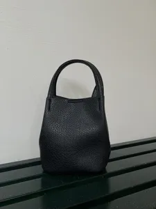 Borsa a secchiello mini in pelle nera classica da donna, elegante borsetta chic per tutti i giorni.