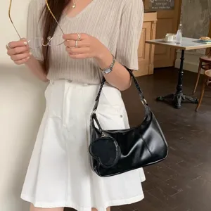 Elegante borsa a spalla nera in ecopelle da donna, trendy borsa hobo francese per signora.