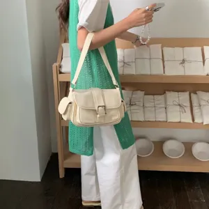 Trendy vintage shoulder bag for women, chic multi-pocket crossbody bag, stylish daily accessory.