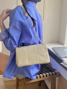 Stylish women's quilted chain shoulder bag, versatile crossbody bag for daily wear and commuting.