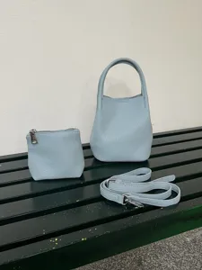 Set borsa secchiello in pelle azzurro chiaro con mini pochette e tracolla per donna
