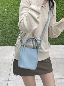Mini borsa secchiello in pelle da donna, elegante borsa a tracolla azzurra con manico superiore.