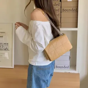 Womens stylish chain shoulder bag, trendy faux leather crossbody bag for daily wear.