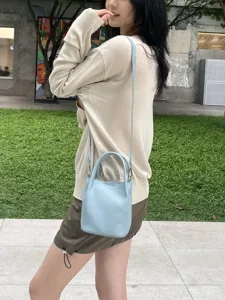 Piccola borsa a secchiello in pelle da donna, elegante borsa a tracolla estiva chic.