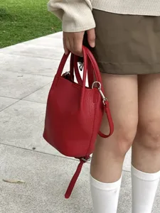 Mini borsa a mano rossa in pelle da donna, elegante borsa a secchiello a tracolla con manico.
