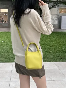 Borsa a secchiello mini gialla da donna, elegante borsa in pelle con manico e tracolla.