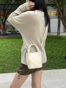 Elegante borsa a secchiello mini beige minimalista, borsa a tracolla dettaglio.