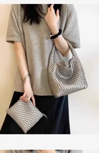 Details of the stylish silver handmade woven bucket bag and matching pouch for women daily use.