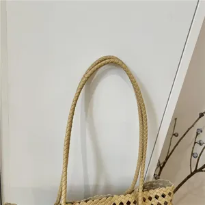 Λεπτομερής όψη της πλεγμένης δερμάτινης λαβής τσάντας ώμου και διάτρητου σχεδίου.