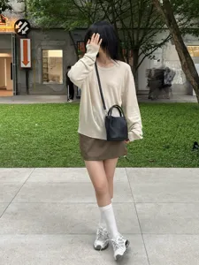 Piccola borsa a secchiello nera da donna, borsa a tracolla trendy e piccola borsetta casual.