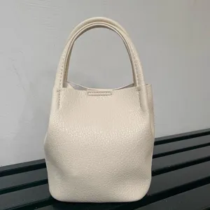 Mini borsa a secchiello in pelle da donna, elegante borsetta minimalista con manici chic.