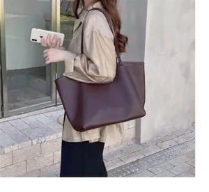 Casual soft leather tote bag for women, large capacity retro shoulder bag daily use.