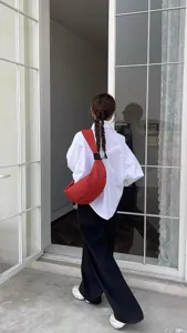 Minimalist red crescent shoulder bag for daily casual style and versatile crossbody wear.