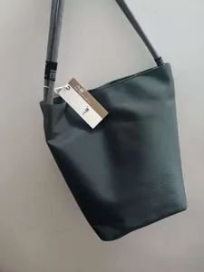 Borsa a secchiello casual in tela di nylon con tracolla in corda, leggera e chic.