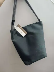 Borsa a secchiello casual in tela, leggera borsa tote giornaliera in nylon con tracolla.