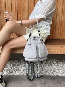 Dettaglio dello zaino a sacco multifunzionale in nylon grigio chiaro per uso quotidiano.