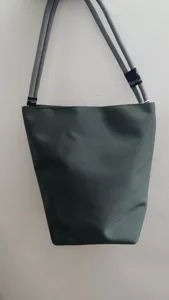 Borsa a secchiello in tela verde scuro con tracolla in corda grigia, borsa casual leggera.