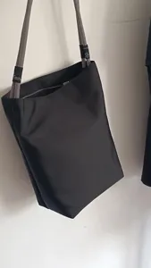 Minimalista borsa a spalla in tela nera borsa a secchiello in nylon casual con spesse bretelle grigie.