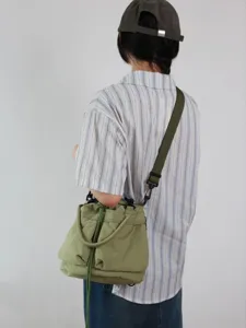 Borsa a secchiello casual in oxford, borsa a tracolla versatile per viaggi e lavoro estivo.