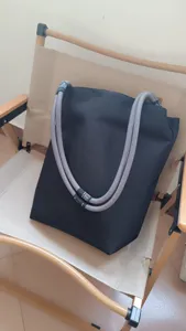 Borsa a tracolla in tela nera con manici spessi in corda grigia, leggera borsa casual da donna.