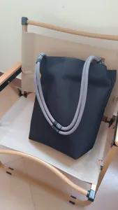 Pratica borsa shopper nera casual in tela con manici in corda grigia, borsa leggera.