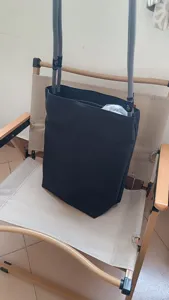 Borsa a tracolla in tela nera con manici spessi in corda grigia per uso quotidiano
