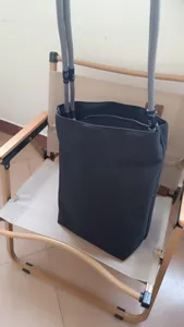 Primo piano della borsa tote grigio scuro con manici in corda e dettaglio di chiusura.
